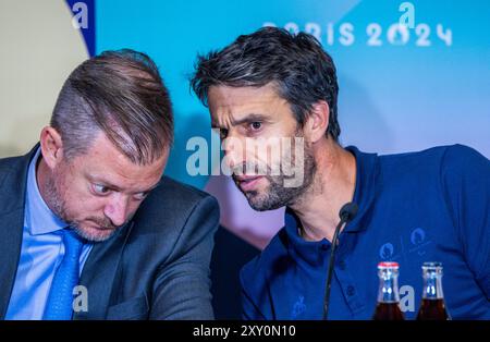 Paris, Frankreich. August 2024. Andrew Parsons (l), Präsident des Internationalen Paralympischen Komitees, und Tony Estanguet (r), Organisator von Paris 2024, beantworten Fragen von Medienvertretern auf der Eröffnungspressekonferenz vor Beginn der Paralympischen Spiele. Die Paralympics beginnen am 28. August 2024 in Paris. Quelle: Jens Büttner/dpa/Alamy Live News Stockfoto