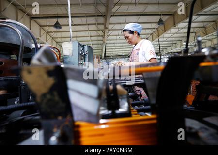 SUQIAN, CHINA - 27. AUGUST 2024 - Ein Arbeiter produziert Bleistifte in der Produktionswerkstatt von Chinas erster Bleistiftfirma in Suqian, Jiangsu p Stockfoto