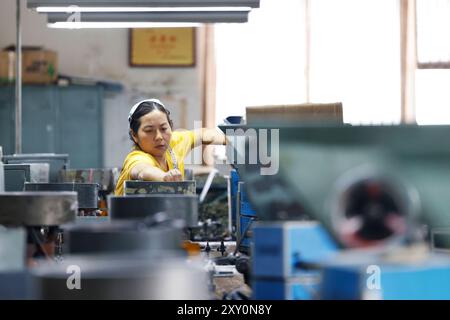 SUQIAN, CHINA - 27. AUGUST 2024 - Ein Arbeiter produziert Bleistifte in der Produktionswerkstatt von Chinas erster Bleistiftfirma in Suqian, Jiangsu p Stockfoto