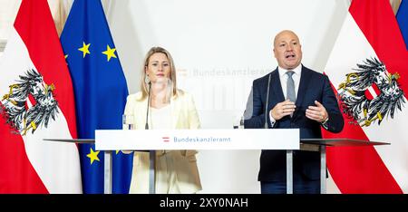 Wien, Oesterreich. August 2024. WIEN, OESTERREICH - 27. AUGUST: Bundesministerin für Frauen, Familie, Integration und Medien im Bundeskanzleramt Susanne Raab (OeVP) und Generaldirektor Tobias Thomas (Statistik Austria) bei der Pressekonferenz - zur Praesentation des aktuellen Kinderbetreuungsmonitors mit Familienministerin in in der Bundeskanzleramt am 27. August 2024 in Wien, Oesterreich.240827 SEPA 10 009 - 20240827 PD1707 Credit: APA-PictureDesk/Alamy Live News Stockfoto