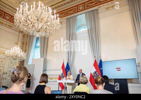 Wien, Oesterreich. August 2024. WIEN, OESTERREICH - 27. AUGUST: Bundesministerin für Frauen, Familie, Integration und Medien im Bundeskanzleramt Susanne Raab (OeVP) und Generaldirektor Tobias Thomas (Statistik Austria) bei der Pressekonferenz - zur Praesentation des aktuellen Kinderbetreuungsmonitors mit Familienministerin in in der Bundeskanzleramt am 27. August 2024 in Wien, Oesterreich.240827 SEPA 10 001 - 20240827 PD1727 Credit: APA-PictureDesk/Alamy Live News Stockfoto