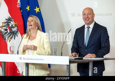 Wien, Oesterreich. August 2024. WIEN, OESTERREICH - 27. AUGUST: Bundesministerin für Frauen, Familie, Integration und Medien im Bundeskanzleramt Susanne Raab (OeVP) und Generaldirektor Tobias Thomas (Statistik Austria) bei der Pressekonferenz - zur Praesentation des aktuellen Kinderbetreuungsmonitors mit Familienministerin in in der Bundeskanzleramt am 27. August 2024 in Wien, Oesterreich.240827 SEPA 10 014 - 20240827 PD1700 Credit: APA-PictureDesk/Alamy Live News Stockfoto