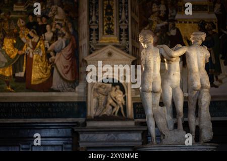Siena, Italien - 14. Juli 2024: Innenraum des Duomo di Siena (Santa Maria Assunta), reich verzierte Marmorkunstwerke in der Kathedrale Stockfoto