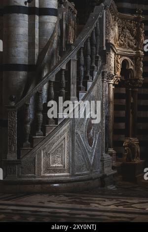 Siena, Italien - 14. Juli 2024: Innenraum des Duomo di Siena (Santa Maria Assunta), reich verzierte Marmorkanzel in der Kathedrale, entworfen von Niccolo Pisano Stockfoto