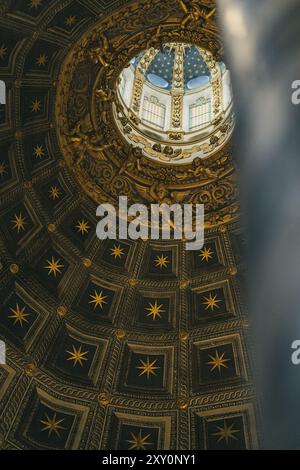 Siena, Italien - 14. Juli 2024: Kuppel im gotischen Stil und architektonische Details der berühmten katholischen Kathedrale Duomo di Siena Stockfoto