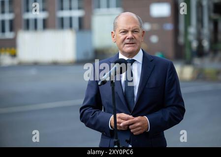 Bundekanzler Olaf Scholz besucht Unternehmen Evonik Bundeskanzler Olaf Scholz besichtigt im Chemiepark Marl, einem Standort des Chemiekonzerns Evonik, das Projekt Rheticus, aufgenommen am 27.08.2024 in Marl Marl Deutschland *** Bundeskanzler Olaf Scholz besucht Evonik Bundeskanzler Olaf Scholz besucht Evonik im Chemiepark Marl, einem Standort des Chemiekonzerns, einem Standort des Chemiekonzerns Marl Chemiekonzerns, aufgenommen am 27. März 2024 Stockfoto