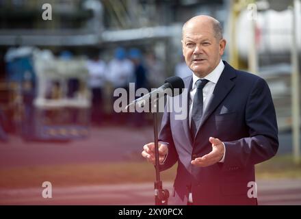 Bundekanzler Olaf Scholz besucht Unternehmen Evonik Bundeskanzler Olaf Scholz besichtigt im Chemiepark Marl, einem Standort des Chemiekonzerns Evonik, das Projekt Rheticus, aufgenommen am 27.08.2024 in Marl Marl Deutschland *** Bundeskanzler Olaf Scholz besucht Evonik Bundeskanzler Olaf Scholz besucht Evonik im Chemiepark Marl, einem Standort des Chemiekonzerns, einem Standort des Chemiekonzerns Marl Chemiekonzerns, aufgenommen am 27. März 2024 Stockfoto