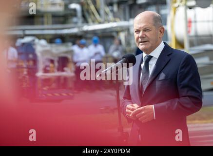 Bundekanzler Olaf Scholz besucht Unternehmen Evonik Bundeskanzler Olaf Scholz besichtigt im Chemiepark Marl, einem Standort des Chemiekonzerns Evonik, das Projekt Rheticus, aufgenommen am 27.08.2024 in Marl Marl Deutschland *** Bundeskanzler Olaf Scholz besucht Evonik Bundeskanzler Olaf Scholz besucht Evonik im Chemiepark Marl, einem Standort des Chemiekonzerns, einem Standort des Chemiekonzerns Marl Chemiekonzerns, aufgenommen am 27. März 2024 Stockfoto