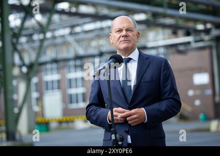 Bundekanzler Olaf Scholz besucht Unternehmen Evonik Bundeskanzler Olaf Scholz besichtigt im Chemiepark Marl, einem Standort des Chemiekonzerns Evonik, das Projekt Rheticus, aufgenommen am 27.08.2024 in Marl Marl Deutschland *** Bundeskanzler Olaf Scholz besucht Evonik Bundeskanzler Olaf Scholz besucht Evonik im Chemiepark Marl, einem Standort des Chemiekonzerns, einem Standort des Chemiekonzerns Marl Chemiekonzerns, aufgenommen am 27. März 2024 Stockfoto