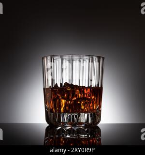 Cyrstal Glas Whiskey hinterleuchtet mit Eiswürfeln Stockfoto