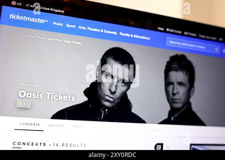 Auf der ticketmaster-Website, die auf einem Laptop-Bildschirm angezeigt wird, werden Informationen zum Oasis Live 2025-Konzert und Tickets angezeigt, die am 31. August 2024 erworben werden können. Stockfoto