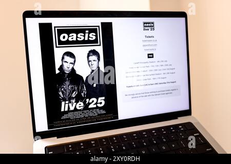 Auf der Oasis-Website, die auf einem Laptop-Bildschirm angezeigt wird, werden Informationen zum Oasis Live 2025-Konzert und Tickets angezeigt, die am 31. August 2024 erworben werden können. Stockfoto