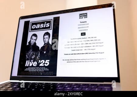 Auf der Oasis-Website, die auf einem Laptop-Bildschirm angezeigt wird, werden Informationen zum Oasis Live 2025-Konzert und Tickets angezeigt, die am 31. August 2024 erworben werden können. Stockfoto