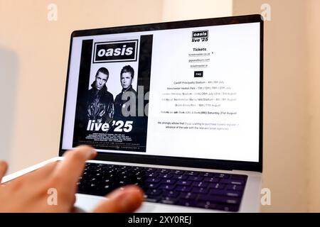 Auf der Oasis-Website, die auf einem Laptop-Bildschirm angezeigt wird, werden Informationen zum Oasis Live 2025-Konzert und Tickets angezeigt, die am 31. August 2024 erworben werden können. Stockfoto