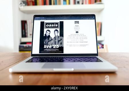 Auf der Oasis-Website, die auf einem Laptop-Bildschirm angezeigt wird, werden Informationen zum Oasis Live 2025-Konzert und Tickets angezeigt, die am 31. August 2024 erworben werden können. Stockfoto