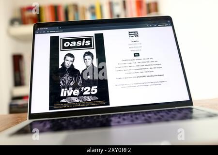 Auf der Oasis-Website, die auf einem Laptop-Bildschirm angezeigt wird, werden Informationen zum Oasis Live 2025-Konzert und Tickets angezeigt, die am 31. August 2024 erworben werden können. Stockfoto