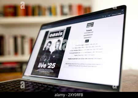 Auf der Oasis-Website, die auf einem Laptop-Bildschirm angezeigt wird, werden Informationen zum Oasis Live 2025-Konzert und Tickets angezeigt, die am 31. August 2024 erworben werden können. Stockfoto