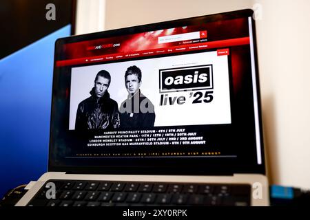 Auf der Website von Gigs and Tours, die auf einem Laptop-Bildschirm angezeigt wird, werden Informationen zum Oasis Live 2025-Konzert und Tickets angezeigt, die am 31. August 2024 erworben werden können. Stockfoto