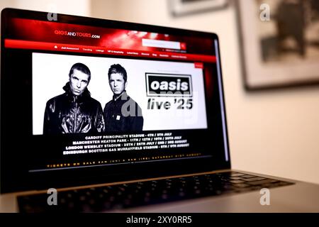 Auf der Website von Gigs and Tours, die auf einem Laptop-Bildschirm angezeigt wird, werden Informationen zum Oasis Live 2025-Konzert und Tickets angezeigt, die am 31. August 2024 erworben werden können. Stockfoto