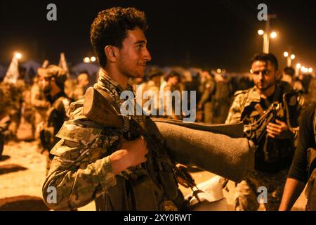 Akcakale, Türkei. 14. Oktober 2019. Kämpfer der Oppositionstruppen der „syrischen Nationalarmee“ bereiten sich darauf vor, sich den türkischen Truppen bei der Militäroffensive im Osten des Euphrats in Nordsyrien gegen die syrischen Demokratischen Kräfte (SDF) und die Volksschutzeinheiten (YPG) anzuschließen. Am 9. Oktober startete die Türkei die laufende Operation Friedensfrühling im Osten des Euphrats in Nordsyrien mit dem erklärten Ziel, das Gebiet der Volksschutzeinheiten (YPG), die Ankara als Ableger der Kurdischen Arbeiterpartei betrachtet, zu räumen und eine Sicherheitszone im Osten des Euphrats zu schaffen Stockfoto