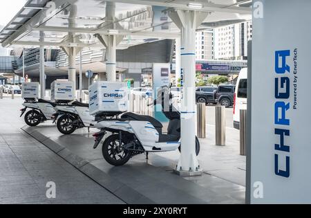 Ladestation für Elektroroller. Die Ladestation in Dubai VAE. Elektromotorradstation in der Stadt. CHRGR Enertech führt neue ein Stockfoto