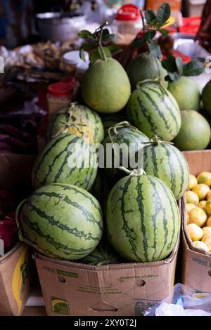 Frisches Obst (Wassermelone, Pomelo und Passionsfrucht) zum Verkauf auf dem Central Market (Phsar Thmei), Phnom Penh, Kambodscha. Stockfoto