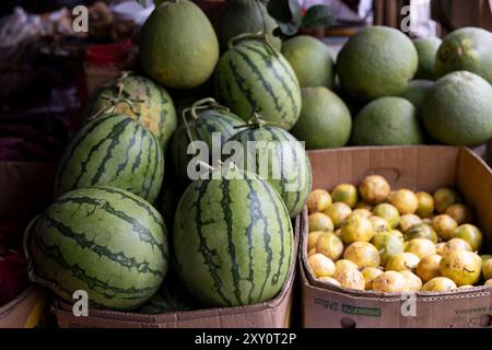 Frisches Obst (Wassermelone, Pomelo und Passionsfrucht) zum Verkauf auf dem Central Market (Phsar Thmei), Phnom Penh, Kambodscha. Stockfoto