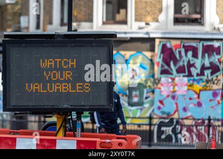 Sicherheitswarnung bei der Notting Hill Carnival Grand Parade 2024. Erwachsenentag am Montag an Feiertagen. Stockfoto