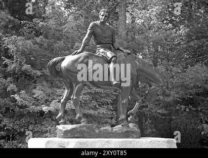 Statue eines Jungen auf einem Pferdemonument im Andrew Jackson State Park, das die Kindheit von Präsident Andrew Jackson in Lancaster, South Carolina, USA darstellt Stockfoto