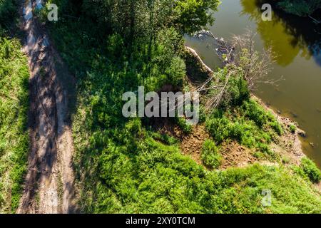 Landstraße, die neben dem steilen Flussufer verläuft, Blick von oben Stockfoto
