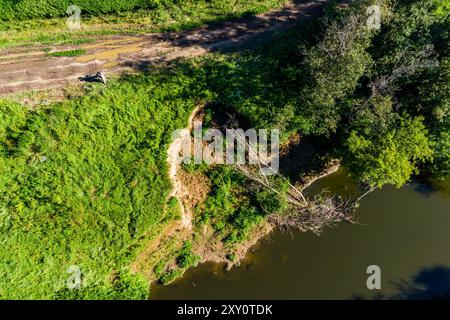 Landstraße, die neben dem steilen Flussufer verläuft, Blick von oben Stockfoto
