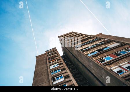 Altes Betonhochhaus mit flachem Blick Stockfoto