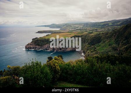 Ein atemberaubender Blick auf die Azoren mit üppigem Grün, zerklüfteten Klippen und dem weiten Ozean dieses Bild fängt die ruhige Schönheit und das dramatische Gelände ein Stockfoto