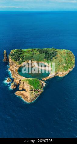 Ein atemberaubendes Luftbild, das die einzigartige Schönheit der Insel Vila Franca do Campo auf den Azoren zeigt und die üppige Vegetation und die natürliche V-Landschaft zeigt Stockfoto
