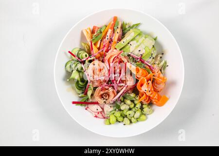Blick von oben auf die Salmon Poke Bowl mit Lachs und Avocado auf weißem Hintergrund Stockfoto