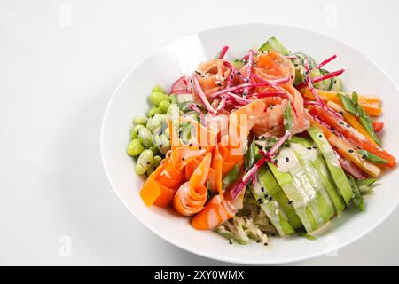 Rohe Bio Ahi Lachs Poke Bowl, Avocadorose, Rettich, Karotten, Gurken und grüner Salat, bestreut mit Frühlingszwiebeln und Sesamsamen Stockfoto