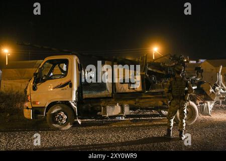 Akcakale, Türkei. 14. Oktober 2019. Kämpfer der Oppositionstruppen der „syrischen Nationalarmee“ bereiten sich darauf vor, sich den türkischen Truppen bei der Militäroffensive im Osten des Euphrats in Nordsyrien gegen die syrischen Demokratischen Kräfte (SDF) und die Volksschutzeinheiten (YPG) anzuschließen. Am 9. Oktober startete die Türkei die laufende Operation Friedensfrühling im Osten des Euphrats in Nordsyrien mit dem erklärten Ziel, das Gebiet der Volksschutzeinheiten (YPG), die Ankara als Ableger der Kurdischen Arbeiterpartei betrachtet, zu räumen und eine Sicherheitszone im Osten des Euphrats zu schaffen Stockfoto