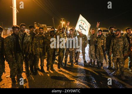 Akcakale, Türkei. 14. Oktober 2019. Kämpfer der Oppositionstruppen der „syrischen Nationalarmee“ bereiten sich darauf vor, sich den türkischen Truppen bei der Militäroffensive im Osten des Euphrats in Nordsyrien gegen die syrischen Demokratischen Kräfte (SDF) und die Volksschutzeinheiten (YPG) anzuschließen. Am 9. Oktober startete die Türkei die laufende Operation Friedensfrühling im Osten des Euphrats in Nordsyrien mit dem erklärten Ziel, das Gebiet der Volksschutzeinheiten (YPG), die Ankara als Ableger der Kurdischen Arbeiterpartei betrachtet, zu räumen und eine Sicherheitszone im Osten des Euphrats zu schaffen Stockfoto