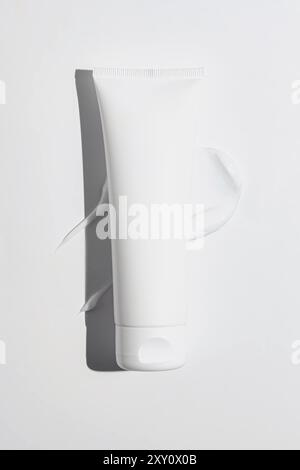 Elegantes Modell einer schwarzen Kosmetikröhre mit Schattenwurf auf reinweißem Hintergrund, ideal für Markenpräsentationen. Stockfoto