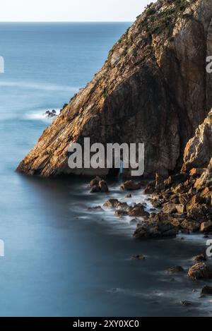 Atemberaubende Aufnahme, die die steilen Klippen der Costa Quebrada in Kantabrien einfängt. Das ruhige Meer steht in starkem Kontrast zur spektakulären felsigen Landschaft Stockfoto