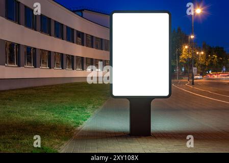 Reklametafeln Im Freien Bei Nacht Vor Der Schule. Leere Straßenplakate Auf Dem Bürgersteig Stockfoto