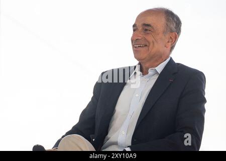 Paris, Frankreich. August 2024. Bürgermeister von Meaux, ehemaliger Minister Jean-Francois Cope bei einem Treffen französischer Unternehmer (REF), das vom MEDEF auf der Rennstrecke Longchamp in Paris organisiert wurde, am 27. August 2024. Foto: Alexis Jumeau/ABACAPRESS. COM Credit: Abaca Press/Alamy Live News Stockfoto