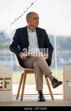 Paris, Frankreich. August 2024. Bürgermeister von Meaux, ehemaliger Minister Jean-Francois Cope bei einem Treffen französischer Unternehmer (REF), das vom MEDEF auf der Rennstrecke Longchamp in Paris organisiert wurde, am 27. August 2024. Foto: Alexis Jumeau/ABACAPRESS. COM Credit: Abaca Press/Alamy Live News Stockfoto