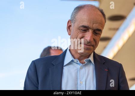 Paris, Frankreich. August 2024. Bürgermeister von Meaux, ehemaliger Minister Jean-Francois Cope bei einem Treffen französischer Unternehmer (REF), das vom MEDEF auf der Rennstrecke Longchamp in Paris organisiert wurde, am 27. August 2024. Foto: Alexis Jumeau/ABACAPRESS. COM Credit: Abaca Press/Alamy Live News Stockfoto