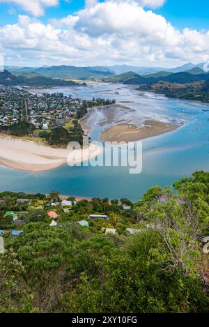 Der Blick auf das Küstendorf Pauanui vom Gipfel des Mount Paku in Tairua auf der Coromandel-Halbinsel, Nordinsel Neuseelands Stockfoto