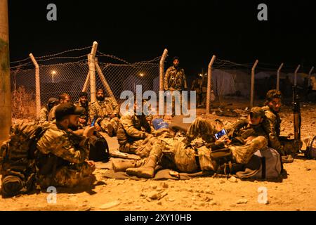 Akcakale, Türkei. 14. Oktober 2019. Kämpfer der Oppositionstruppen der „syrischen Nationalarmee“ bereiten sich darauf vor, sich den türkischen Truppen bei der Militäroffensive im Osten des Euphrats in Nordsyrien gegen die syrischen Demokratischen Kräfte (SDF) und die Volksschutzeinheiten (YPG) anzuschließen. Am 9. Oktober startete die Türkei die laufende Operation Friedensfrühling im Osten des Euphrats in Nordsyrien mit dem erklärten Ziel, das Gebiet der Volksschutzeinheiten (YPG), die Ankara als Ableger der Kurdischen Arbeiterpartei betrachtet, zu räumen und eine Sicherheitszone im Osten des Euphrats zu schaffen Stockfoto