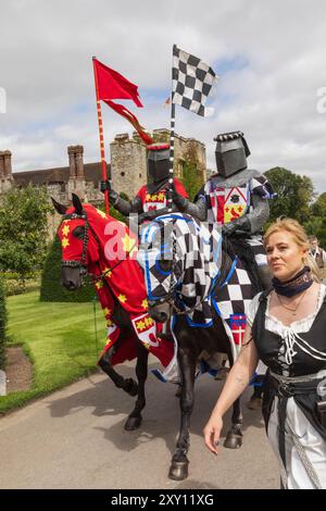 England, Kent, Hever, Hever Castle, farbenfrohe Ritter in Rüstung zu Pferd Stockfoto