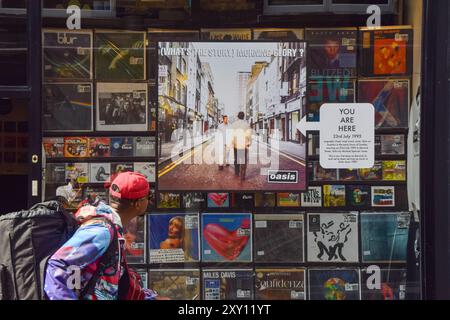 London, England, Großbritannien. August 2024. Das Fenster bei Sister Ray Records in Soho zeigt das Cover des Albums „What's the Story“ Morning Glory, das zweite Album von Oasis, als die Rockband aus Manchester nach 15 Jahren ein Wiedersehen ankündigt. Das Foto für das Album-Cover wurde in der Berwick Street aufgenommen, wo sich Schwester Ray befindet. (Kreditbild: © Vuk Valcic/ZUMA Press Wire) NUR REDAKTIONELLE VERWENDUNG! Nicht für kommerzielle ZWECKE! Stockfoto