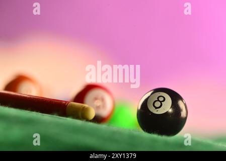 Ball Nummer acht und Snooker-Queue auf dem Billardtisch Stockfoto