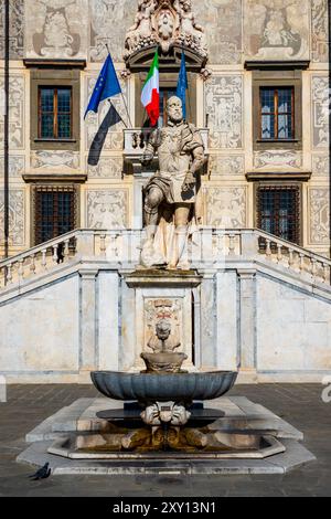 Detail des Palazzo della Carovana und der Statue von Cosimo I, Pisa, Italien Stockfoto